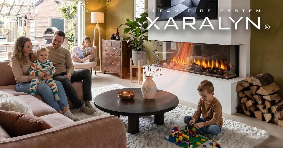 Elektrischer Einbaukamin Familie im Wohnzimmer Elektrischer Einbaukamin Familie im Wohnzimmer