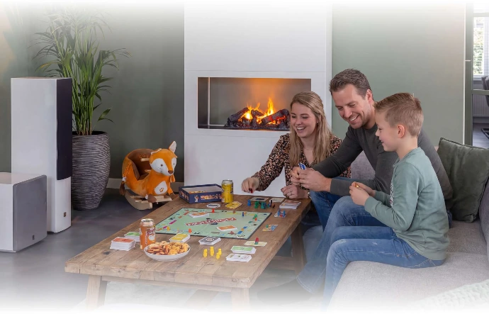 Waterdamp haard cassette 600 met albany in woonkamer met familie op de bank Waterdamp haard cassette 600 met albany in woonkamer met familie op de bank