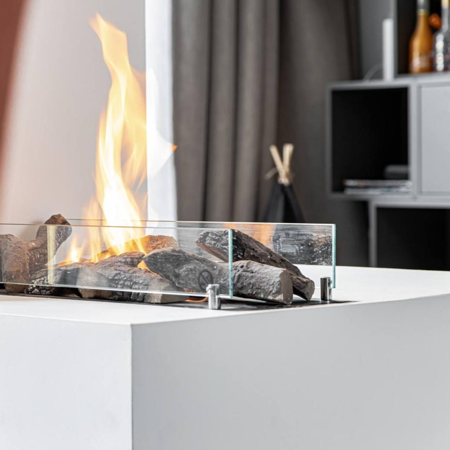 Ethanol-Kamin mit Holzeinsatz im Wohnzimmer