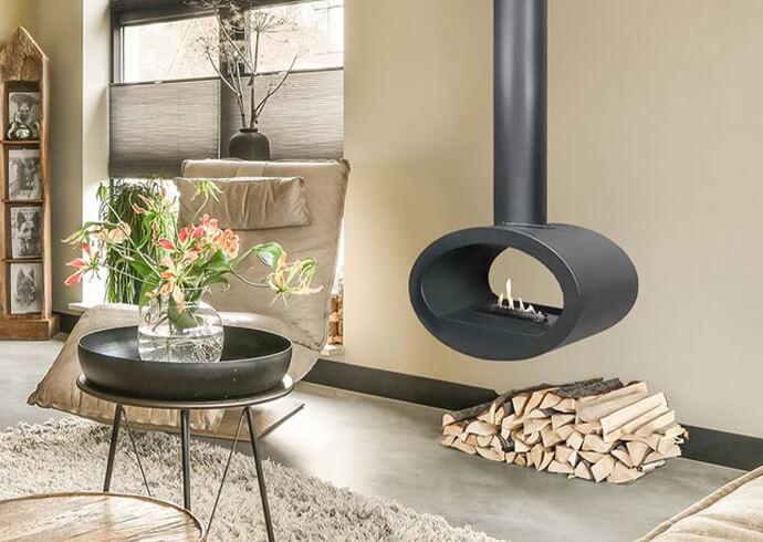 Deckenkamin im Wohnzimmer